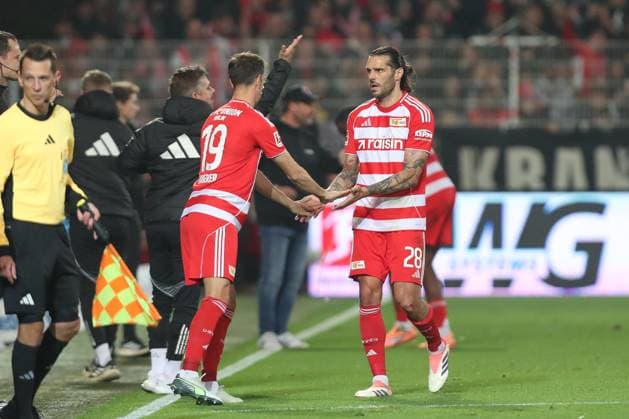 17.10.2025, xtgx, Fussball - 1.Bundesliga Union Berlin - Borussia Moenchengladbach v.l. Christopher Trimmel (Union Berlin, 28) wird ausgewechselt, für ihn kommt Janik Haberer (Union Berlin, 19) ins Spiel (DFL DFB REGULATIONS PROHIBIT ANY USE OF PHOTOGRAPHS as IMAGE SEQUENCES and or QUASI-VIDEO) Berlin