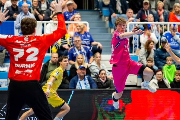 Finn Schroven (Bayer Dormagen,No.19) beim wurf auf das tor von Anel Durmic (HSG Krefeld,No.72) DEU, Dormagen, 17.10.2025 Handball, 2. Handball-Bundesliga, 8. Spieltag, TSV Bayer Dormagen - HSG Krefeld Niederrhein