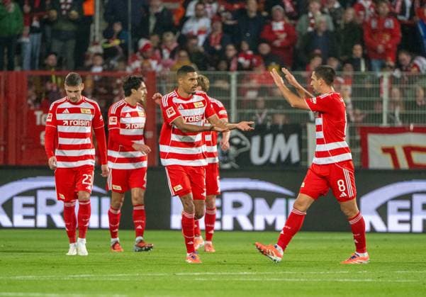Fußball, Herren, Saison 2025 2026, 1. Bundesliga (7. Spieltag), 1. FC Union Berlin - Borussia Mönchengladbach, v. l. Andrej Ilic (1. FC Union Berlin), Danilho Doekhi (1. FC Union), Rani Khedira (1. FC Union Berlin), Jubel nach Tor zum 2:0, 17.10.2025, Copyright: xMatthiasxKochx