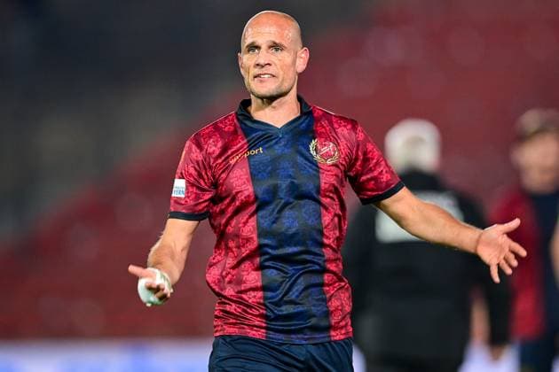 Manuel Stiefler (Unterhaching, 8) nach Spielende not amused, gibt Anweisungen, gestikuliert, mit den Armen gestikulieren, gives instructions, gesticulate, 17.10.2025, Unterhaching (Deutschland), Fussball, Regionalliga Bayern, SpVgg Unterhaching - SpVgg Bayreuth