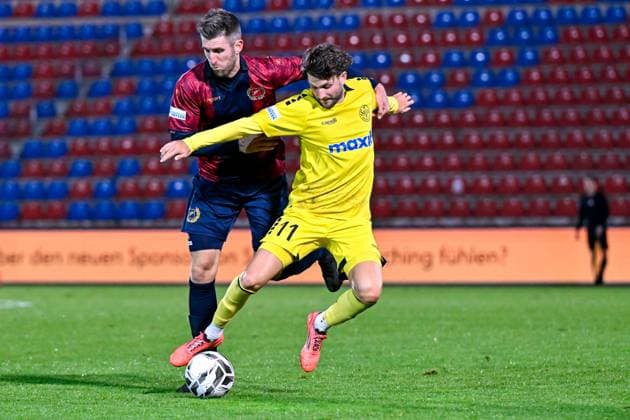 v.li.: Alexander Winkler (Unterhaching, 4) Marco Stefandl (Bayreuth, 11) im Zweikampf, Duell, duel, tackle, Dynamik, Action, Aktion, 17.10.2025, Unterhaching (Deutschland), Fussball, Regionalliga Bayern, SpVgg Unterhaching - SpVgg Bayreuth