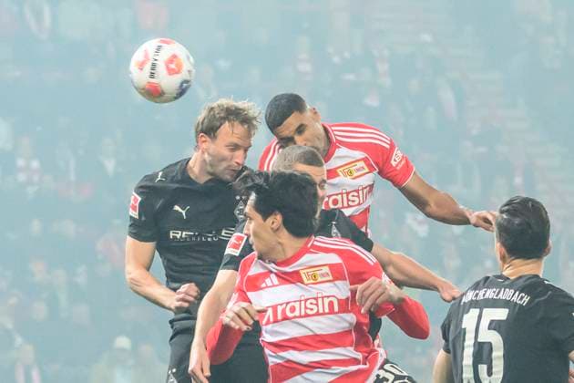 im Bild v.l.: Marvin Friedrich (Borussia Moenchengladbach), 1:0 durch Danilho Doekhi (1.FC Union), GER, Berlin, 1. FC Union Berlin vs. Borussia Moenchengladbach, 1. Bundesliga, Fussball, DFB, Spielzeit 2025 2026, Alte Foersterei, . Spieltag, DFB DFL REGULATIONS PROHIBIT ANY USE OF PHOTOGRAPHS AS IMAGE SEQUENCES AND OR QUASI-VIDEO, 17.10.25, Copyright: HMBxMedia UwexKoch