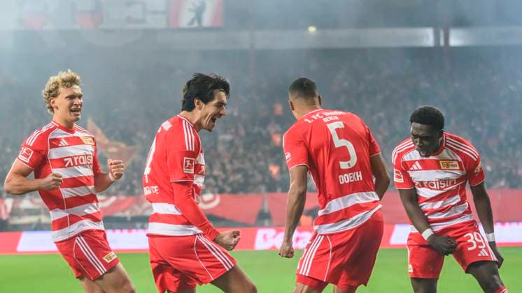 im Bild v.l.: Tor, Treffer, Jubel, Torjubel, Freude, Begeisterung, feiert, nach 1:0 durch Danilho Doekhi (1.FC Union), GER, Berlin, 1. FC Union Berlin vs. Borussia Moenchengladbach, 1. Bundesliga, Fussball, DFB, Spielzeit 2025 2026, Alte Foersterei, . Spieltag, DFB DFL REGULATIONS PROHIBIT ANY USE OF PHOTOGRAPHS AS IMAGE SEQUENCES AND OR QUASI-VIDEO, 17.10.25, Copyright: HMBxMedia UwexKoch