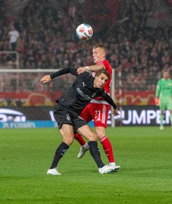 Fußball, Herren, Saison 2025 2026, 1. Bundesliga (7. Spieltag), 1. FC Union Berlin - Borussia Mönchengladbach, v. l. Florian Neuhaus (Gladbach), Tim Skarke (1. FC Union Berlin), 17.10.2025, Copyright: xSebastianxRäppold MatthiasxKochx