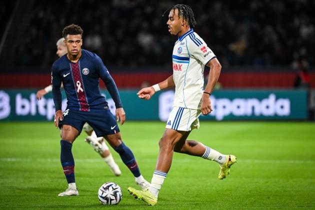 October 17, 2025, Paris, France, France: Desire DOUE of PSG and Guela DOUE of Strasbourg during the Ligue 1 match between Paris Saint-Germain (PSG) and RC Strasbourg at Parc des Princes Stadium on October 17, 2025 in Paris, France. Paris France - ZUMAm308 20251017_zsp_m308_005 Copyright: xMatthieuxMirvillex