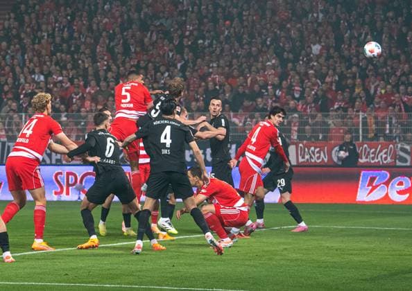 Fußball, Herren, Saison 2025 2026, 1. Bundesliga (7. Spieltag), 1. FC Union Berlin - Borussia Mönchengladbach, Danilho Doekhi (1. FC Union Berlin) erzielt das Tor zum 1:0 gegen Marvin Friedrich (Gladbach) und Kevin Diks (Gladbach), 17.10.2025, Copyright: xSebastianxRäppold MatthiasxKochx