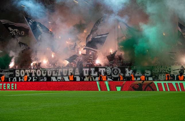 Fußball, Herren, Saison 2025 2026, 1. Bundesliga (7. Spieltag), 1. FC Union Berlin - Borussia Mönchengladbach, Fans von Gladbach zünden Pyrotechnik, 17.10.2025, Copyright: xSebastianxRäppold MatthiasxKochx