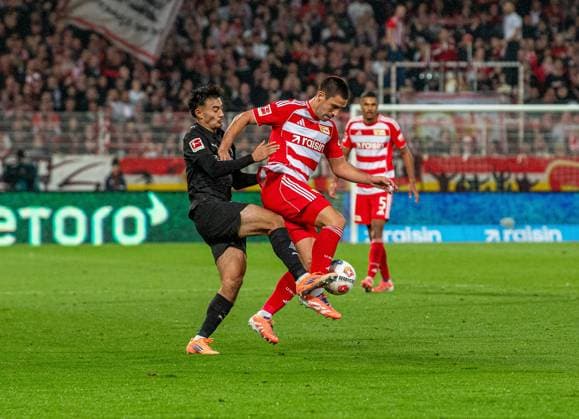 Fußball, Herren, Saison 2025 2026, 1. Bundesliga (7. Spieltag), 1. FC Union Berlin - Borussia Mönchengladbach, v. l. Jens Castrop (Gladbach), Rani Khedira (1. FC Union Berlin), 17.10.2025, Copyright: xSebastianxRäppold MatthiasxKochx