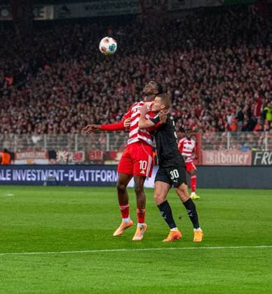 Fußball, Herren, Saison 2025 2026, 1. Bundesliga (7. Spieltag), 1. FC Union Berlin - Borussia Mönchengladbach, v. l. Ilyas Ansah (1. FC Union Berlin), Nico Elvedi (Gladbach), 17.10.2025, Copyright: xSebastianxRäppold MatthiasxKochx