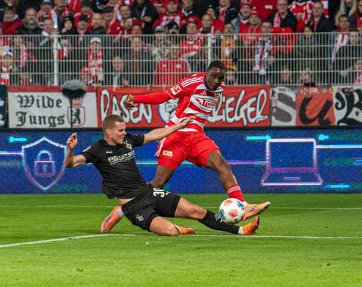 Fußball, Herren, Saison 2025 2026, 1. Bundesliga (7. Spieltag), 1. FC Union Berlin - Borussia Mönchengladbach, v. l. Nico Elvedi (Gladbach), Ilyas Ansah (1. FC Union Berlin), 17.10.2025, Copyright: xSebastianxRäppold MatthiasxKochx