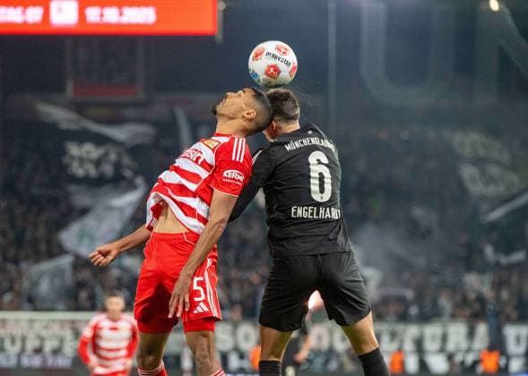 Fußball, Herren, Saison 2025 2026, 1. Bundesliga (7. Spieltag), 1. FC Union Berlin - Borussia Mönchengladbach, v. l. Danilho Doekhi (1. FC Union), Yannik Engelhardt (Borussia Mönchengladbach), 17.10.2025, Copyright: xMatthiasxKochx
