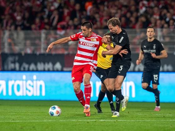 Fußball, Herren, Saison 2025 2026, 1. Bundesliga (7. Spieltag), 1. FC Union Berlin - Borussia Mönchengladbach, v. l. Rani Khedira (1. FC Union Berlin), Marvin Friedrich (Gladbach), 17.10.2025, Copyright: xSebastianxRäppold MatthiasxKochx