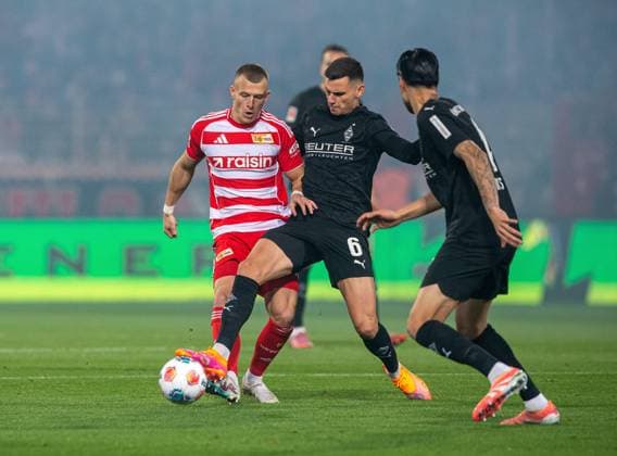 Fußball, Herren, Saison 2025 2026, 1. Bundesliga (7. Spieltag), 1. FC Union Berlin - Borussia Mönchengladbach, v. l. Tim Skarke (1. FC Union Berlin), Yannik Engelhardt (Gladbach), Kevin Diks (Gladbach), 17.10.2025, Copyright: xSebastianxRäppold MatthiasxKochx