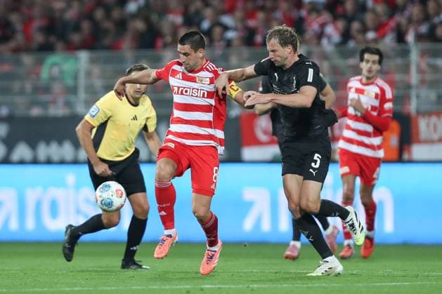 17.10.2025, xtgx, Fussball - 1.Bundesliga Union Berlin - Borussia Moenchengladbach v.l. Rani Khedira (Union Berlin, 8), Marvin Friedrich (Gladbach, 5) Zweikampf, Duell, Kampf, tackle (DFL DFB REGULATIONS PROHIBIT ANY USE OF PHOTOGRAPHS as IMAGE SEQUENCES and or QUASI-VIDEO) Berlin