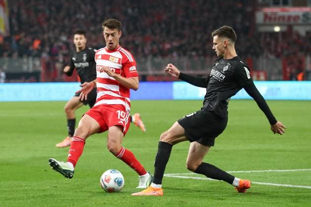 17.10.2025, xtgx, Fussball - 1.Bundesliga Union Berlin - Borussia Moenchengladbach v.l. Janik Haberer (Union Berlin, 19), Yannik Engelhardt (Gladbach, 6) Zweikampf, Duell, Kampf, tackle (DFL DFB REGULATIONS PROHIBIT ANY USE OF PHOTOGRAPHS as IMAGE SEQUENCES and or QUASI-VIDEO) Berlin