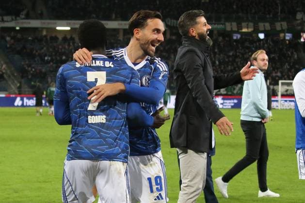 17.10.2025, xmohx, Fussball 2.Bundesliga, Hannover 96 - FC Schalke 04 v.l. Jubel, Freude über den Sieg Christian Gomis (FC Schalke 04) Kenan Karaman (FC Schalke 04) Coach Trainer Miron Muslic (FC Schalke 04) (DFL DFB REGULATIONS PROHIBIT ANY USE OF PHOTOGRAPHS as IMAGE SEQUENCES and or QUASI-VIDEO) Hannover