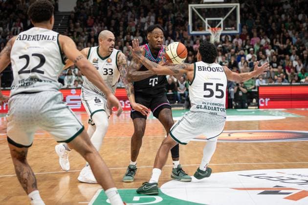 easyCredit BBL Pokal, VET-CONCEPT Gladiators Trier vs. Telekom Baskets Bonn, 17.10.2025 Jeff Garrett Jr. (Telekom Baskets Bonn 4) tankt sich durch -- easyCredit BBL Pokal, VET-CONCEPT Gladiators Trier vs. Telekom Baskets Bonn, 17.10.2025, SWT Arena Trier Copyright: xBEAUTIFULxSPORTS Derixx