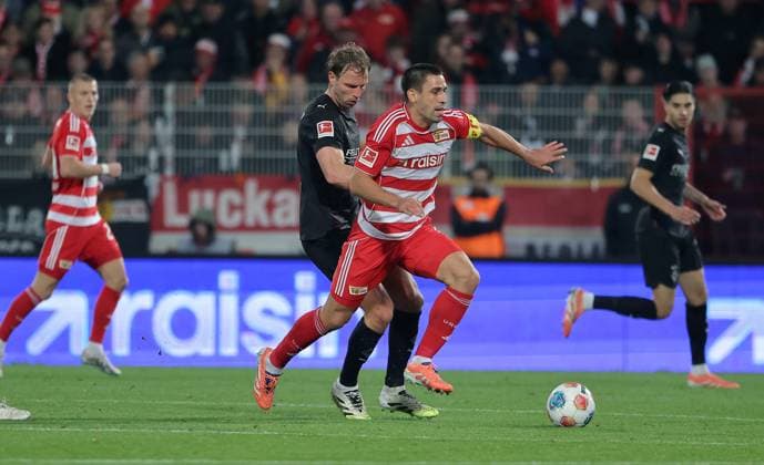 Marvin Friedrich, Rani Khedira Zweikampf Spielszene Aktion Fußball Fussball Bundesliga Herren DFL 7. Spieltag Saison 2025 2026 17.10.2025 1.FC Union Berlin FCU vs. Borussia Mönchengladbach BMG DFL regulations prohibit any use of photographs as image sequences and or quasi-video.