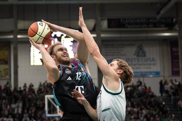 easyCredit BBL Pokal, VET-CONCEPT Gladiators Trier vs. Telekom Baskets Bonn, 17.10.2025 Melvin Jostmann (Telekom Baskets Bonn 12) punktet -- easyCredit BBL Pokal, VET-CONCEPT Gladiators Trier vs. Telekom Baskets Bonn, 17.10.2025, SWT Arena Trier Copyright: xBEAUTIFULxSPORTS Derixx