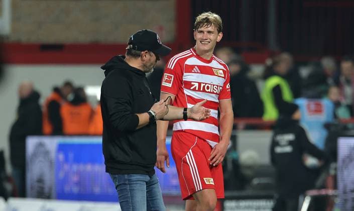 Trainer Steffen Baumgart redet mit Aljoscha Kemlein Fußball Fussball Bundesliga Herren DFL 7. Spieltag Saison 2025 2026 17.10.2025 1.FC Union Berlin FCU vs. Borussia Mönchengladbach BMG DFL regulations prohibit any use of photographs as image sequences and or quasi-video.