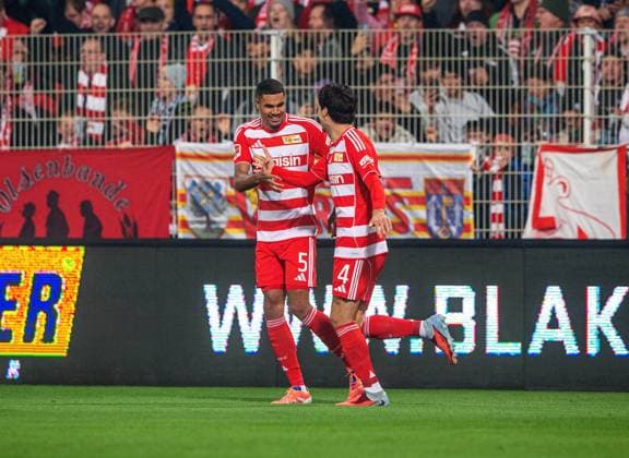 Fußball, Herren, Saison 2025 2026, 1. Bundesliga (7. Spieltag), 1. FC Union Berlin - Borussia Mönchengladbach, v. l. Danilho Doekhi (1. FC Union Berlin), Diogo Leite (1. FC Union Berlin), Jubel nach Tor zum 1:0, 17.10.2025, Copyright: xSebastianxRäppold MatthiasxKochx