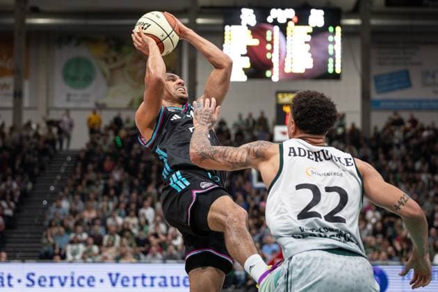 easyCredit BBL Pokal, VET-CONCEPT Gladiators Trier vs. Telekom Baskets Bonn, 17.10.2025 Joel Aminu (Telekom Baskets Bonn 21) und Nolan Adekunle (VET-CONCEPT GLADIATORS TRIER 22) -- easyCredit BBL Pokal, VET-CONCEPT Gladiators Trier vs. Telekom Baskets Bonn, 17.10.2025, SWT Arena Trier Copyright: xBEAUTIFULxSPORTS Derixx