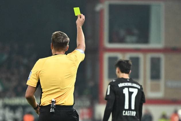 Gelbe Karte für Jens Castrop (Borussia Moenchengladbach, 17) GER, 1.FC Union Berlin gegen Borussia Moenchengladbach, Fussball, Bundesliga, Saison 2025 2026, 7. Spieltag, 17.10.2025 (DFL REGULATIONS PROHIBIT ANY USE OF PHOTOGRAPHS AS IMAGE SEQUENCES AND OR QUASI-VIDEO.) GER, 1.FC Union Berlin gegen Borussia Moenchengladbach, Fussball, Bundesliga, Saison 2025 2026, 7. Spieltag, 17.10.2025 Berlin Copyright: xEibner-Pressefoto RyanxSleimanx EP_RSN
