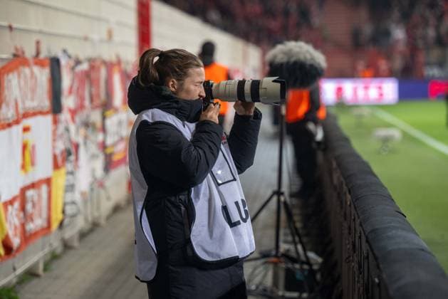 Fußball, Herren, Saison 2025 2026, 1. Bundesliga (7. Spieltag), 1. FC Union Berlin - Borussia Mönchengladbach, Katja Orschmann (1. Frauen 1. FC Union) als Fotografin, 17.10.2025, Copyright: xMatthiasxKochx