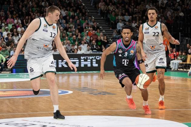 easyCredit BBL Pokal, VET-CONCEPT Gladiators Trier vs. Telekom Baskets Bonn, 17.10.2025 Zachery Cooks (Telekom Baskets Bonn 3) gegen Marten Linßen (VET-CONCEPT GLADIATORS TRIER 12) und Nolan Adekunle (VET-CONCEPT GLADIATORS TRIER 22) -- easyCredit BBL Pokal, VET-CONCEPT Gladiators Trier vs. Telekom Baskets Bonn, 17.10.2025, SWT Arena Trier Copyright: xBEAUTIFULxSPORTS Derixx