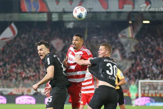Berlin, Deutschland, 17.10.2025: Stadion Alte Försterei: 7. Spieltag, Saison 2025 26, 1. Fußball-Bundesliga: Union Berlin - Borussia Mönchengladbach: L-R: Haris Tabakovic (15, Borussia Mönchengladbach), Danilho Doekhi (5, Union Berlin), Nico Elvedi (30, Borussia Mönchengladbach) Copyright: xdtsxNachrichtenagenturx dts_88969