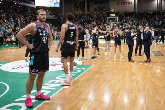 easyCredit BBL Pokal, VET-CONCEPT Gladiators Trier vs. Telekom Baskets Bonn, 17.10.2025 Enttäuschte Bonner vor ihren Fans -- easyCredit BBL Pokal, VET-CONCEPT Gladiators Trier vs. Telekom Baskets Bonn, 17.10.2025, SWT Arena Trier Copyright: xBEAUTIFULxSPORTS Derixx