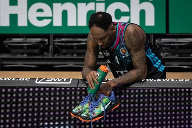 easyCredit BBL Pokal, VET-CONCEPT Gladiators Trier vs. Telekom Baskets Bonn, 17.10.2025 Jeff Garrett Jr. (Telekom Baskets Bonn 4) ist enttäuscht -- easyCredit BBL Pokal, VET-CONCEPT Gladiators Trier vs. Telekom Baskets Bonn, 17.10.2025, SWT Arena Trier Copyright: xBEAUTIFULxSPORTS Derixx