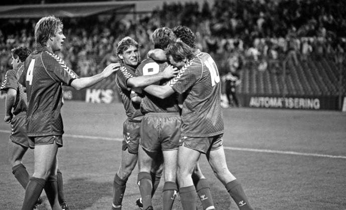 27.09.89 Feyenoord Rotterdam - VfB Stuttgart Niederlande, Rotterdam, 27.09.1989, Fussball, Saison 1989 1990, UEFA-Cup, Feyenoord Rotterdam - VfB Stuttgart (2:1): Martin van Geel (Feyenoord Rotterdam); Jubel Tor Elfmeter 2:0 van Geel. *** 27 09 89 Feyenoord Rotterdam VfB Stuttgart Netherlands, Rotterdam, 27 09 1989, Soccer, Season 1989 1990, UEFA Cup, Feyenoord Rotterdam VfB Stuttgart 2 1 Martin van Geel Feyenoord Rotterdam Cheering Goal Penalty 2 0 van Geel