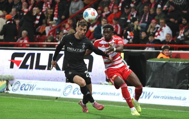 Joe Scally, Derrick Köhn Zweikampf Spielszene Aktion Fußball Fussball Bundesliga Herren DFL 7. Spieltag Saison 2025 2026 17.10.2025 1.FC Union Berlin FCU vs. Borussia Mönchengladbach BMG DFL regulations prohibit any use of photographs as image sequences and or quasi-video.