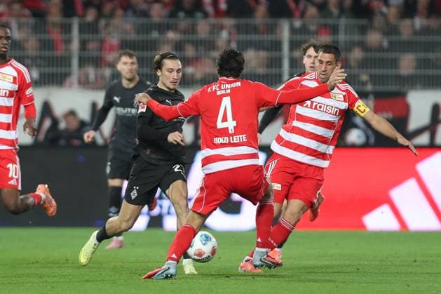 17.10.2025, xtgx, Fussball - 1.Bundesliga Union Berlin - Borussia Moenchengladbach v.l. Rocco Reitz (Gladbach, 27), Diogo Leite (Union Berlin, 4) Zweikampf, Duell, Kampf, tackle (DFL DFB REGULATIONS PROHIBIT ANY USE OF PHOTOGRAPHS as IMAGE SEQUENCES and or QUASI-VIDEO) Berlin