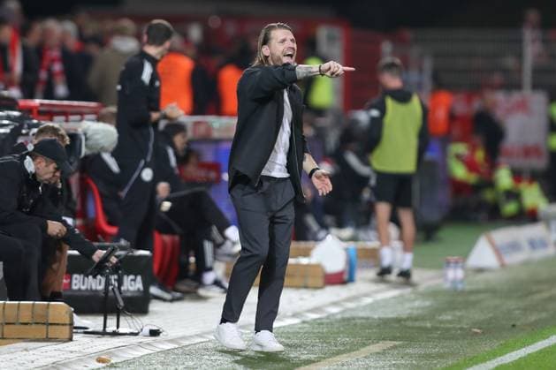 17.10.2025, xtgx, Fussball - 1.Bundesliga Union Berlin - Borussia Moenchengladbach v.l. Eugen Polanski (Gladbach, Trainer) gibt Anweisungen, gestikuliert mit den Armen, gesticulate, gives instructions (DFL DFB REGULATIONS PROHIBIT ANY USE OF PHOTOGRAPHS as IMAGE SEQUENCES and or QUASI-VIDEO) Berlin