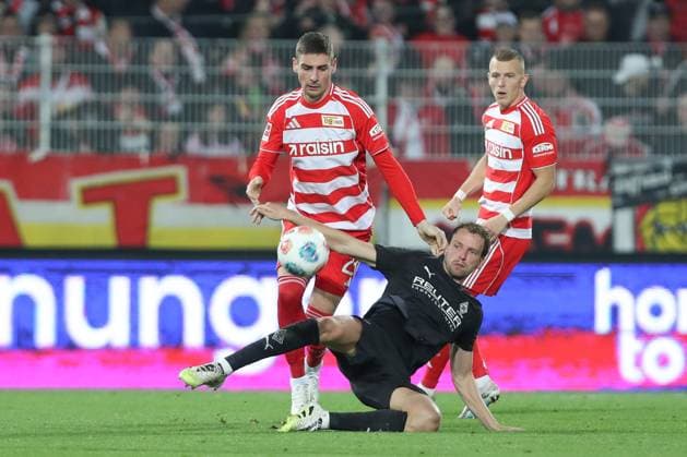17.10.2025, xtgx, Fussball - 1.Bundesliga Union Berlin - Borussia Moenchengladbach v.l. Andrej Ilic (Union Berlin, 23), Marvin Friedrich (Gladbach, 5) Zweikampf, Duell, Kampf, tackle (DFL DFB REGULATIONS PROHIBIT ANY USE OF PHOTOGRAPHS as IMAGE SEQUENCES and or QUASI-VIDEO) Berlin