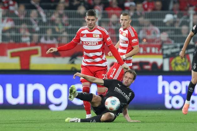 17.10.2025, xtgx, Fussball - 1.Bundesliga Union Berlin - Borussia Moenchengladbach v.l. Andrej Ilic (Union Berlin, 23), Marvin Friedrich (Gladbach, 5) Zweikampf, Duell, Kampf, tackle (DFL DFB REGULATIONS PROHIBIT ANY USE OF PHOTOGRAPHS as IMAGE SEQUENCES and or QUASI-VIDEO) Berlin