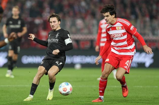 17.10.2025, xtgx, Fussball - 1.Bundesliga Union Berlin - Borussia Moenchengladbach v.l. Rocco Reitz (Gladbach, 27), Diogo Leite (Union Berlin, 4) Zweikampf, Duell, Kampf, tackle u(DFL DFB REGULATIONS PROHIBIT ANY USE OF PHOTOGRAPHS as IMAGE SEQUENCES and or QUASI-VIDEO) Berlin