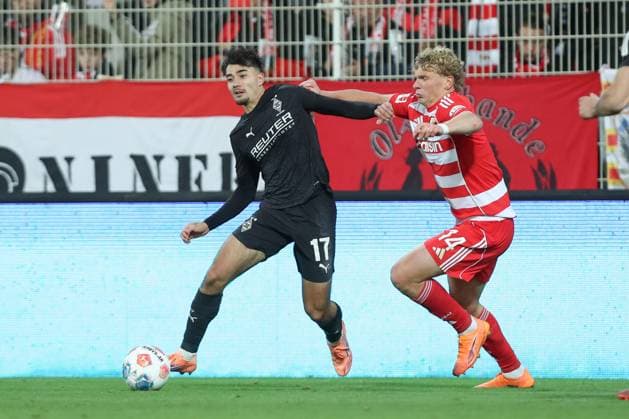 17.10.2025, xtgx, Fussball - 1.Bundesliga Union Berlin - Borussia Moenchengladbach v.l. Jens Catrop (Gladbach, 17), Leopold Querfeld (Union Berlin, 14) Zweikampf, Duell, Kampf, tackle (DFL DFB REGULATIONS PROHIBIT ANY USE OF PHOTOGRAPHS as IMAGE SEQUENCES and or QUASI-VIDEO) Berlin
