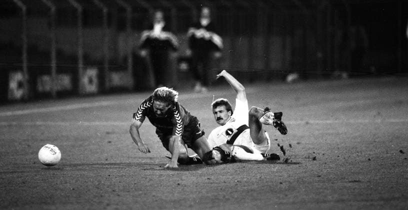 27.09.89 Feyenoord Rotterdam - VfB Stuttgart Niederlande, Rotterdam, 27.09.1989, Fussball, Saison 1989 1990, UEFA-Cup, Feyenoord Rotterdam - VfB Stuttgart (2:1): Fritz Walter (VfB Stuttgart). *** 27 09 89 Feyenoord Rotterdam VfB Stuttgart Netherlands, Rotterdam, 27 09 1989, Football, Season 1989 1990, UEFA Cup, Feyenoord Rotterdam VfB Stuttgart 2 1 Fritz Walter VfB Stuttgart
