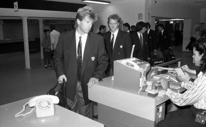 27.09.89 Feyenoord Rotterdam - VfB Stuttgart Niederlande, Rotterdam, 27.09.1989, Fussball, Saison 1989 1990, UEFA-Cup, Feyenoord Rotterdam - VfB Stuttgart (2:1): Eike Immel (VfB Stuttgart). *** 27 09 89 Feyenoord Rotterdam VfB Stuttgart Netherlands, Rotterdam, 27 09 1989, Football, Season 1989 1990, UEFA Cup, Feyenoord Rotterdam VfB Stuttgart 2 1 Eike Immel VfB Stuttgart