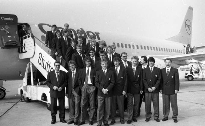 27.09.89 Feyenoord Rotterdam - VfB Stuttgart Niederlande, Rotterdam, 27.09.1989, Fussball, Saison 1989 1990, UEFA-Cup, Feyenoord Rotterdam - VfB Stuttgart (2:1): Team Mannschaft Kader Spieler Mannschaftsfoto VfB Stuttgart Flughafen Flugzeug. *** 27 09 89 Feyenoord Rotterdam VfB Stuttgart Netherlands, Rotterdam, 27 09 1989, Football, Season 1989 1990, UEFA Cup, Feyenoord Rotterdam VfB Stuttgart 2 1 Team Team Squad Players Team Photo VfB Stuttgart Airport Airplane