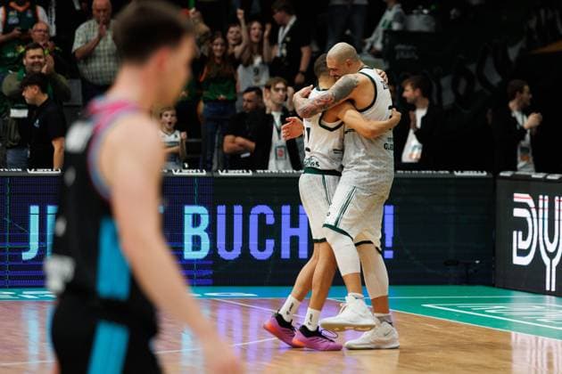 Maik Zirbes (Gladiators Trier) und Evans Rapieque (Gladiators Trier) umarmen sich, Vet Concept Gladiators Trier vs Telekom Baskets Bonn, Basketball, BBL Pokal, Achtelfinale, Saison 2025 2026, 17.10.2025 Vet Concept Gladiators Trier vs Telekom Baskets Bonn, Basketball, BBL Pokal, Achtelfinale, Saison 2025 2026, 17.10.2025 Copyright: xEibner-Pressefoto AlexanderxNeisx EP_ANS