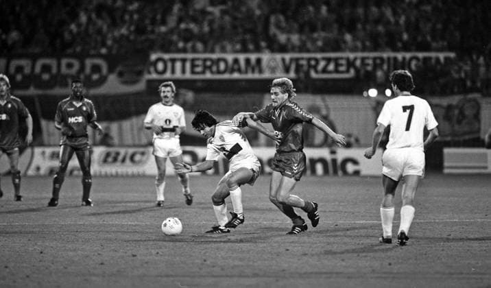 27.09.89 Feyenoord Rotterdam - VfB Stuttgart Niederlande, Rotterdam, 27.09.1989, Fussball, Saison 1989 1990, UEFA-Cup, Feyenoord Rotterdam - VfB Stuttgart (2:1): v.l. Jose Basualdo (VfB Stuttgart), Ton Lokhoff (Feyenoord Rotterdam). *** 27 09 89 Feyenoord Rotterdam VfB Stuttgart Netherlands, Rotterdam, 27 09 1989, Football, Season 1989 1990, UEFA Cup, Feyenoord Rotterdam VfB Stuttgart 2 1 v l Jose Basualdo VfB Stuttgart , Ton Lokhoff Feyenoord Rotterdam