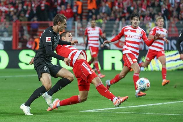 17.10.2025, xtgx, Fussball - 1.Bundesliga Union Berlin - Borussia Moenchengladbach v.l. Florian Neuhaus (Gladbach, 10), Rani Khedira (Union Berlin, 8) Zweikampf, Duell, Kampf, tackle (DFL DFB REGULATIONS PROHIBIT ANY USE OF PHOTOGRAPHS as IMAGE SEQUENCES and or QUASI-VIDEO) Berlin