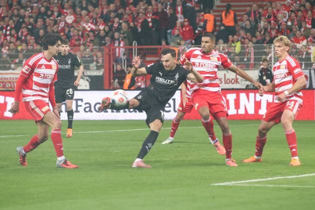 17.10.2025, xtgx, Fussball - 1.Bundesliga Union Berlin - Borussia Moenchengladbach v.l. Haris Tabakovic (Gladbach, 15) am Ball, plays the ball (DFL DFB REGULATIONS PROHIBIT ANY USE OF PHOTOGRAPHS as IMAGE SEQUENCES and or QUASI-VIDEO) Berlin