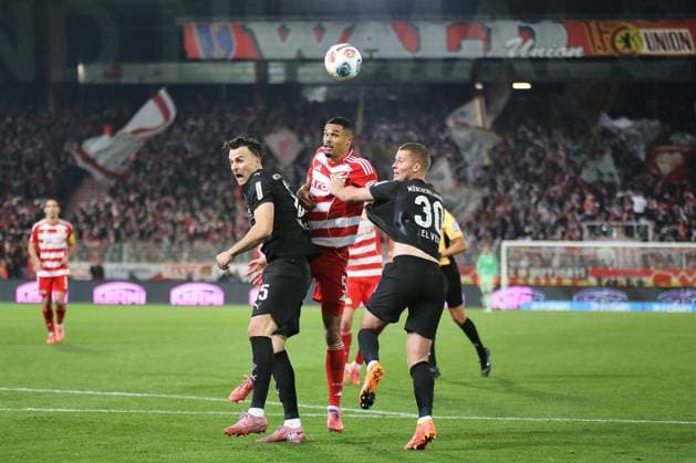 Berlin, Deutschland, 17.10.2025: Stadion Alte Försterei: 7. Spieltag, Saison 2025 26, 1. Fußball-Bundesliga: Union Berlin - Borussia Mönchengladbach: L-R: Haris Tabakovic (15, Borussia Mönchengladbach), Danilho Doekhi (5, Union Berlin), Nico Elvedi (30, Borussia Mönchengladbach) Copyright: xdtsxNachrichtenagenturx dts_88974