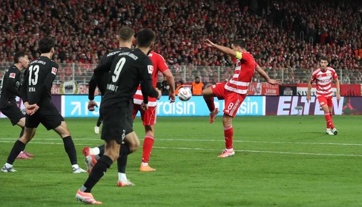 Rani Khedira erzielt das Tor zum 3:1 Zweikampf Spielszene Aktion Fußball Fussball Bundesliga Herren DFL 7. Spieltag Saison 2025 2026 17.10.2025 1.FC Union Berlin FCU vs. Borussia Mönchengladbach BMG DFL regulations prohibit any use of photographs as image sequences and or quasi-video.