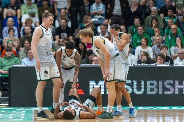 Nolan Adekunle (VET-CONCEPT Gladiators Trier, 22) liegt am Boden, Marco Hollersbacher (VET-CONCEPT Gladiators Trier, 09) und Eli Brooks (VET-CONCEPT Gladiators Trier, 55) schauen nach ihm VET-CONCEPT Gladiators Trier vs Telekom Baskets Bonn, Basketball, easy Credit BBL-Pokal, 2. Spieltag, Achtelfinale, 2025 2026, 17.10.2025 VET-CONCEPT Gladiators Trier vs Telekom Baskets Bonn, Basketball, easy Credit BBL-Pokal, 2. Spieltag, Achtelfinale, 2025 2026, 17.10.2025 Trier Copyright: xEibner-Pressefoto GerhardxWingenx EP_GWR